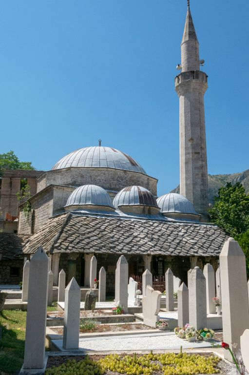 Mosquée Nesuh-Aga Vucjakovic et le cimetière avec les tombes de très jeunes musulmans, morts lors de la guerre de 1991-1995